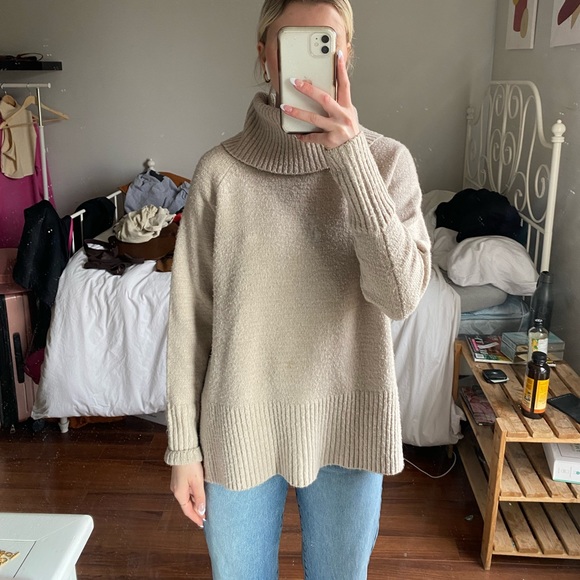 Dynamite sweater!! - Picture 1 of 3